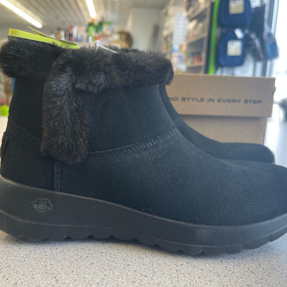 NWT Skechers On-The-Go Bundle Up Black Boots size 6